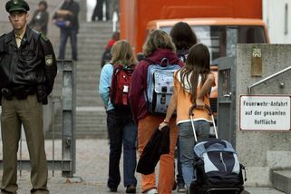 Při útoku utečte a menší incidenty nehlašte, radí manuál německým učitelům při napadení - Novinky